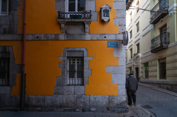 Fototapeta na wymiar Vista de una calle típica de Bermeo, Vizcaya, pais vasco, españa.