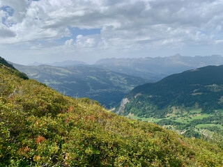 Naklejka na ściany i meble Sentier de grande randonnée dans les Alpes françaises sur le parcours du TMB