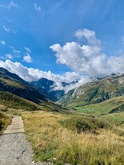 Fototapeta premium Paysage de Alpes françaises sur le sentier du TMB entre les Chapieux et le col de la Seigne