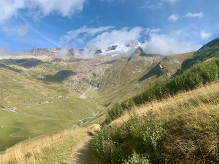Paysage de Alpes françaises sur le sentier du TMB entre les Chapieux et le col de la Seigne