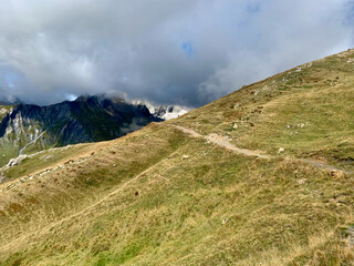 Paysage de Alpes fran&ccedil;aises sur le sentier du TMB entre les Chapieux et le col de la Seigne