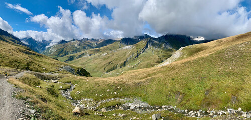 Paysage de Alpes françaises sur le sentier du TMB entre les Chapieux et le col de la Seigne