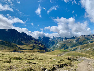 Paysage de Alpes françaises sur le sentier du TMB entre les Chapieux et le col de la Seigne