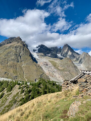 Massif du Mont Blanc et ruine sur le parcours du TMB