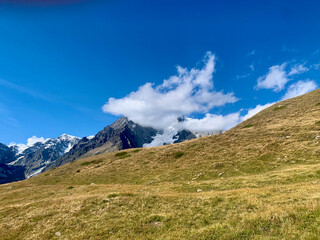 Montagnes italiennes dans les Alpes sur le parcours du TMB