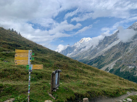 Panneau directionnel sur le parcours du TMB