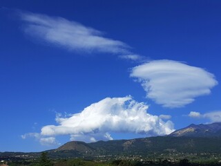 Simpatiche nuvolette sul cielo blu