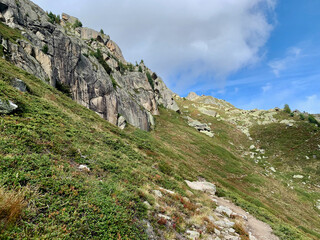 Chemin de randonnée qui mène à la fenêtre d'Arpette dans les Alpes suisses, variante du TMB
