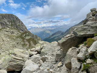Chemin de randonnée qui mène à la fenêtre d'Arpette dans les Alpes suisses, variante du TMB