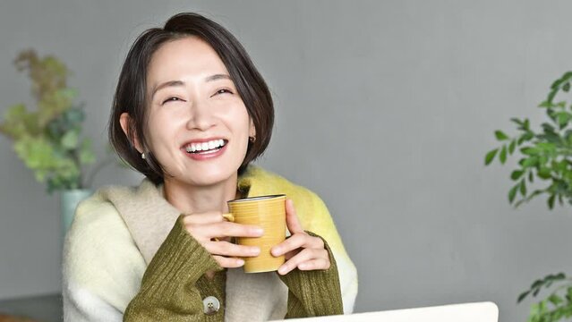 温かいコーヒーを飲む美しい女性のスロー動画　クローズアップ	