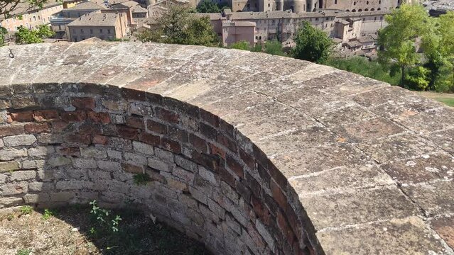 Le mura di cinta della fortezza di Albornoz e la citt&agrave; di Urbino