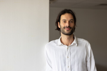 Obraz premium portrait d'un jeune employé de bureau ou homme d'affaire souriant et sympathique qui regarde la caméra