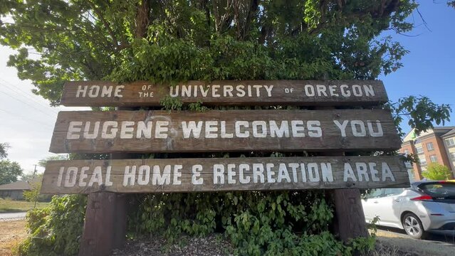 Close-up of the wooden sign welcoming people to the University of Oregon.