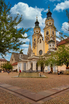 Cathedral Square and Baroque Cathedral, Brixen, Sudtirol (South Tyrol) (Province of Bolzano), Italy