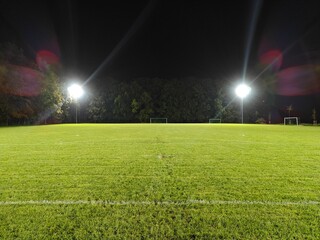 Fussball Flutlicht Nacht Beleuchtung Rasen Sportplatz