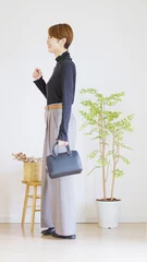 Foto op Plexiglas 女性秋服のファッションコーディネート全身（縦向き） © polkadot