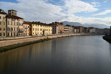 Fototapeta na wymiar Rive de l'Arno dans la ville de Pise en Toscane