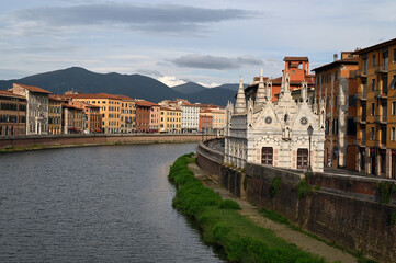 Rive de l'Arno de la ville de Pise avec l'église Sainte Marie de la Spina et le Monte Pisano au second plan