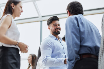 Obraz premium Laughing young businesspeople talking in the office.