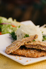Milanesa con puré y ensalada