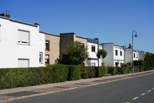 Von Walter Gropius entworfene Reihenh&auml;user der Bauhaussiedlung T&ouml;rten in Dessau am 26.09.2023