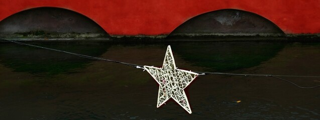 Fiume con stella di Natale e lo sfondo di un muro rosso