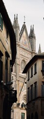 Facciata del duomo di Orvieto con lo scorcio di una via