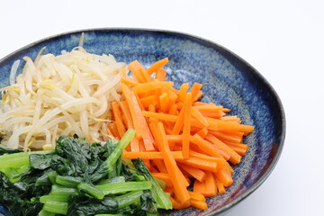 白背景の青い皿に乗ったナムル