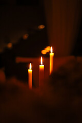 Płomienie świec, wspomnienie wszystkich świętych, 1 listopad. Candle flames, commemoration of all saints, November 1. - obrazy, fototapety, plakaty