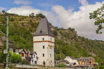 Fototapeta premium Ein Turm in Bacharach, einem Ort in Rheinland-Pfalz am Rhein