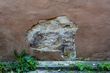 Schäden an der Hauswand eines älteren Gebäude
