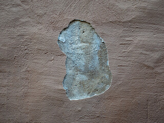 Schäden an der Hauswand eines älteren Gebäude