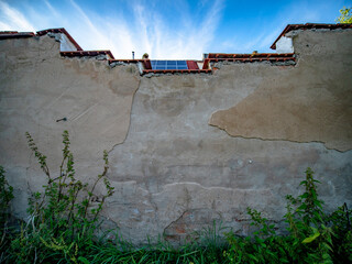 Schäden an der Hauswand eines älteren Gebäude