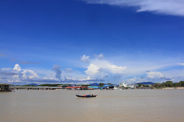 Obraz premium fisherman boats on the river with cloudy background