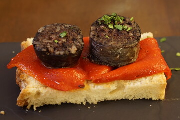 Finger-licking and eye-catching Spanish tapas served in medieval Olite, Navarra 