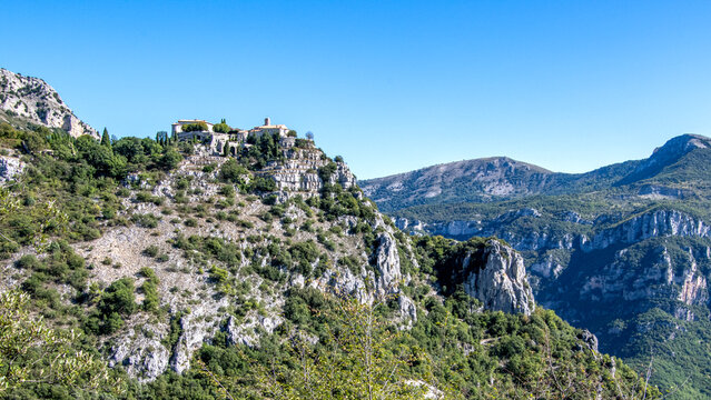 Paysage de montagne dans le Sud de la France pr&egrave;s de Grasse, dans le parc des Pr&eacute;alpes d'Azur