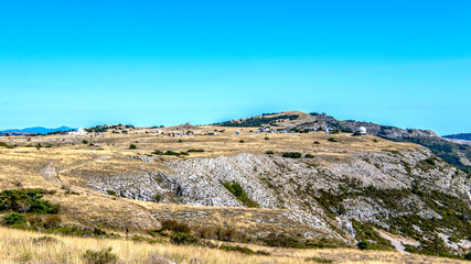 Paysage superbe des Préalpes d'Azur près de Caussols avec la station astronomique du plateau de Calern et ses nombreuses coupoles de télescope dans un environnement de steppe