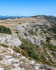 Paysage superbe des Préalpes d'Azur près de Caussols avec la station astronomique du plateau de Calern et ses nombreuses coupoles de télescope