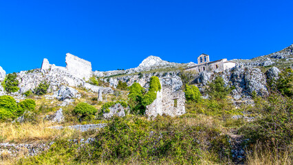 Fototapeta na wymiar Ruines et chapelle Saint Etienne à Gréolières dans les Préalpes d'Azur près de Grasse