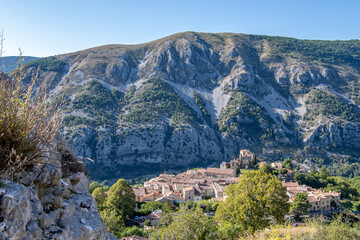 Fototapeta na wymiar Le village médiéval de Gréolières dans les Préalpes d'Azur près de Grasse