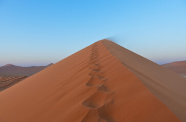 Fototapeta na wymiar Viento sobre la duna 45, namibia