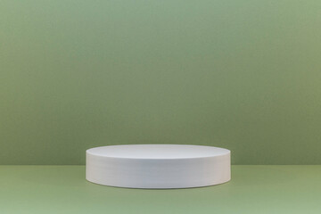 Arrière plan vert avec présentoir pour des produits avec un rendu 3 D. Plate-forme vide avec podium pour cosmétique, bijoux, maquette ou autres objets.