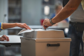 Ein Wähler wirft seinen Stimmzettel in die Wahlurne. Symbolbild für Wahlen und...