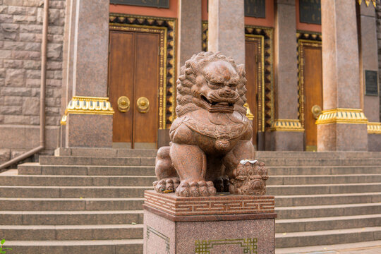 stone statue of a lion at the entrance to the Buddhist datsan Gunzechoinei