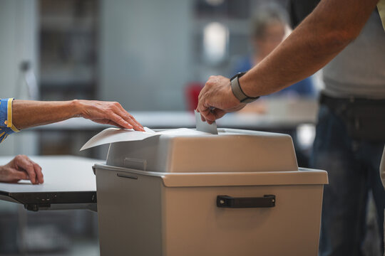 Ein Wähler wirft seinen Stimmzettel in die Wahlurne. Symbolbild für Wahlen und Abstimmungen..24.09.2023