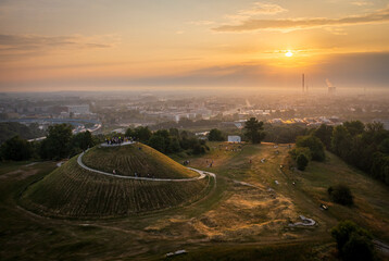 Foggy sunrise over Krakus Mound in Krakow, Poland during Welcome to summer event. - obrazy, fototapety, plakaty