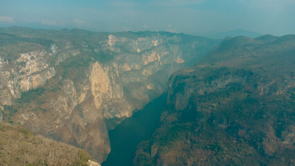 Cañón del Sumidero en Chiapa de Corzo Vista aéra al Pueblo Mágico  y puerto de lanchas en el río.