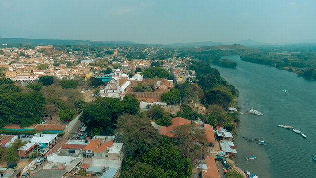 Ca&ntilde;&oacute;n del Sumidero en Chiapa de Corzo Vista a&eacute;ra al Pueblo M&aacute;gico  y puerto de lanchas en el r&iacute;o.