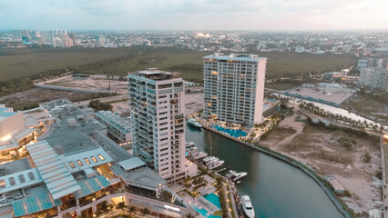 Fototapeta na wymiar Vista aérea de edificios y hoteles en la zona hotelera de Cancún, Quintana Roo a la orilla del mar y playa con drone. 