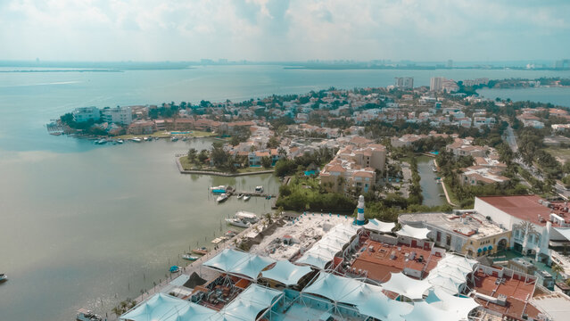Vista a&eacute;rea de edificios y hoteles en la zona hotelera de Canc&uacute;n, Quintana Roo a la orilla del mar y playa con drone. 
